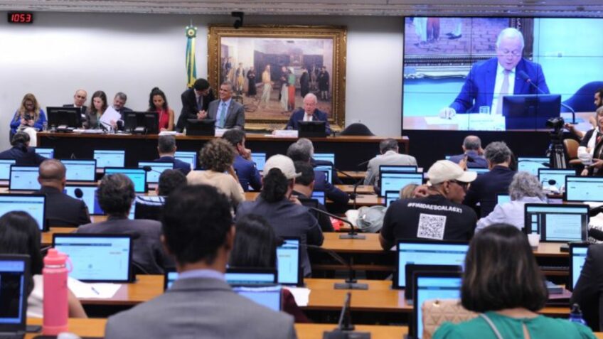 CCJ vota PEC que altera escala de trabalho para 5 X 2