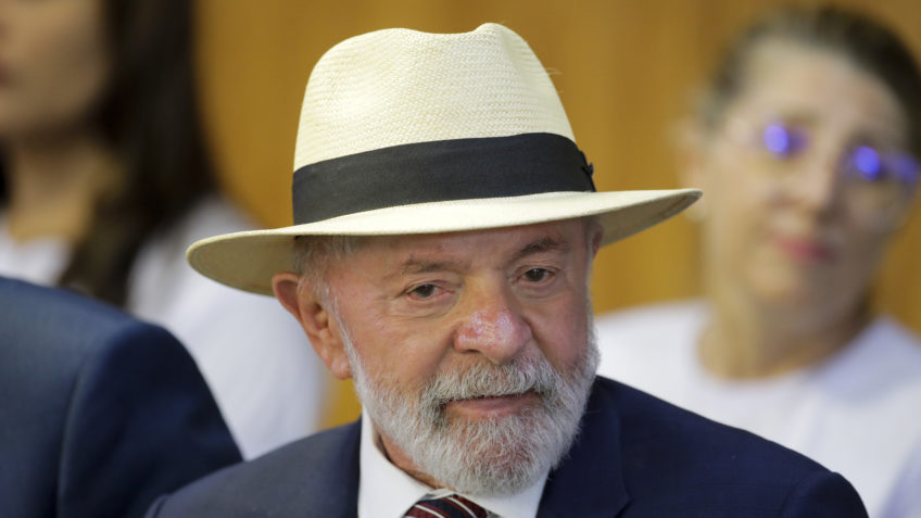 Lula usará curativo e chapéu por um mês após cirurgia